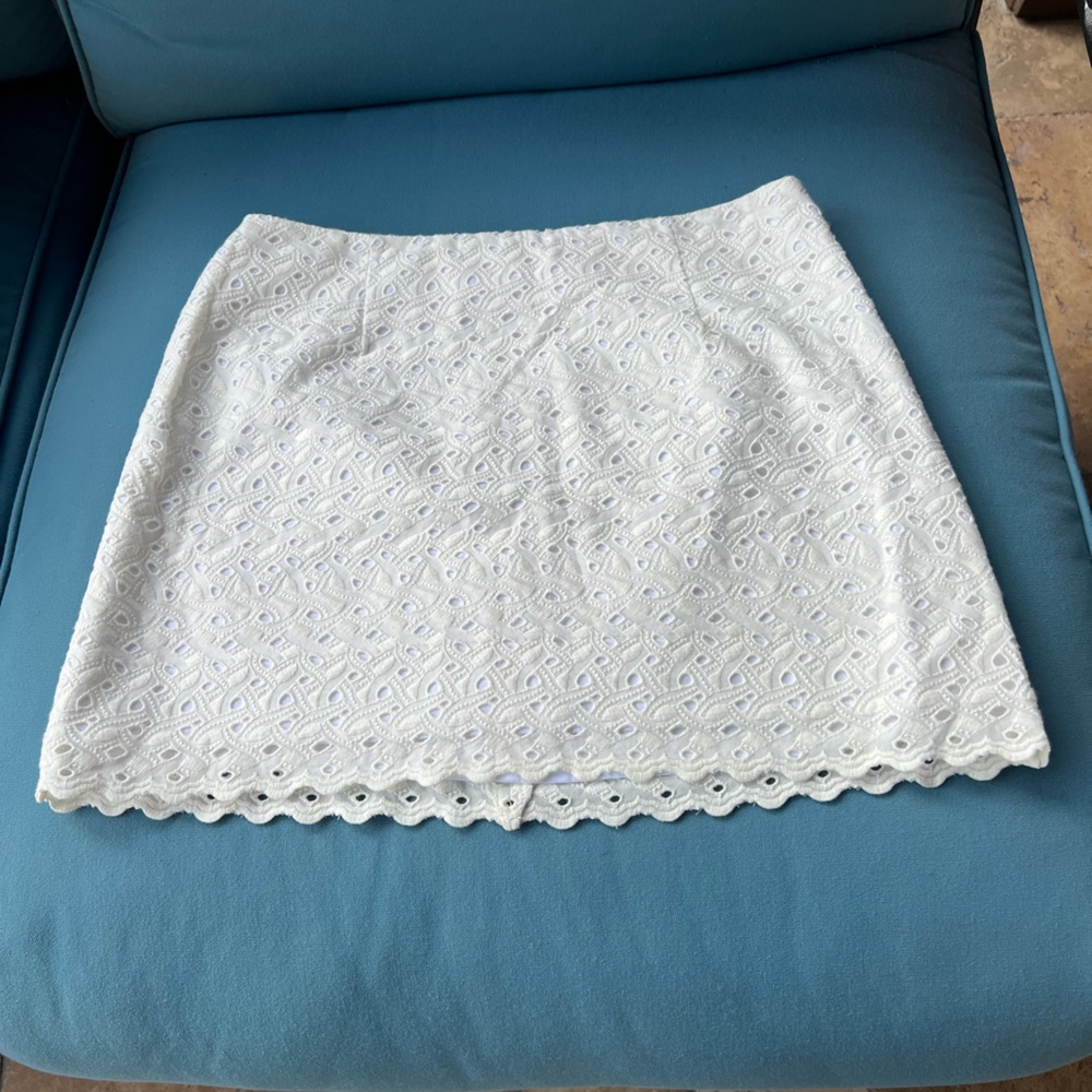 Lilly Pulitzer white floral skirt. Size 2 Excellent condition.
